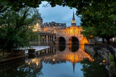 Pulteney Bridge in the River Avon at twilight, Bath, Somerset, England.