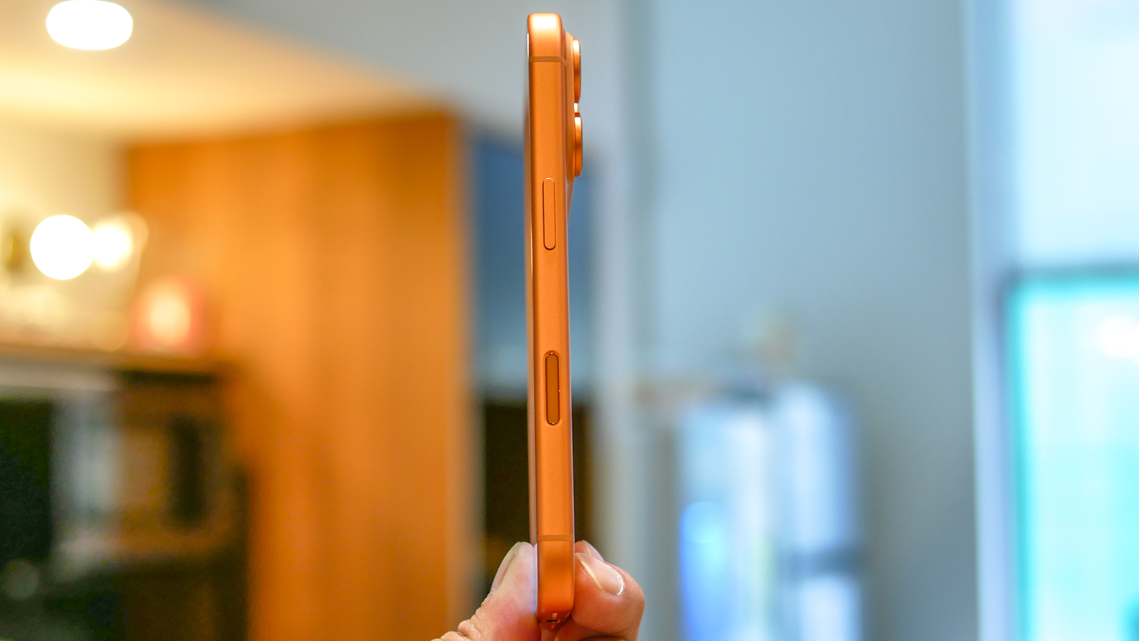 iPhone 17 Pro showing its thinness.
