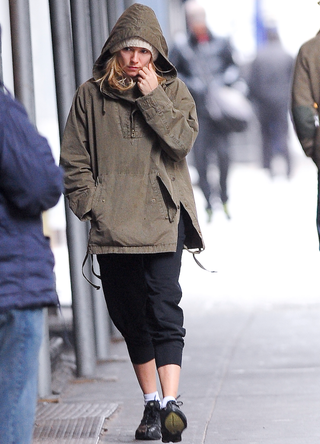 Sienna Miller walks to her Soho gym on November 12, 2009 in New York City