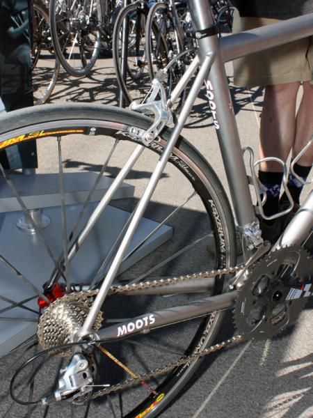 The Vamoots RSL uses relatively large 3/2.5 chain stays matched to tiny 6/4 seat stays in order to provide good pedaling reflexes but also a comfy ride.