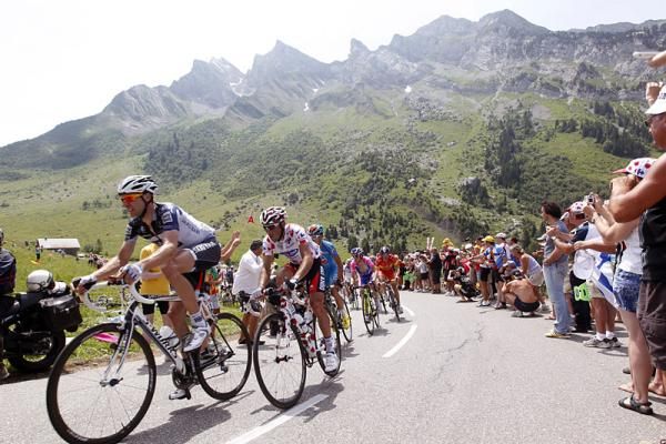 Jens Voigt (Saxo Bank) powers the day's break.