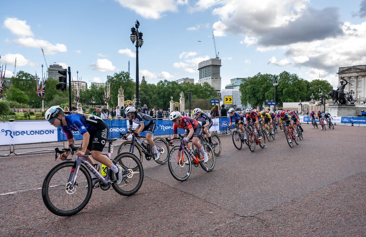 Lucie Fityus (AUS) of ARA Skip Capital (AUS) leads riders down The Mall during Stage Three of the Ford RideLondon Classique on Sunday 26th May 2024.
Photo: Tony O&acirc;Brien for London Marathon Events
For further information: media@londonmarathonevents.co.uk