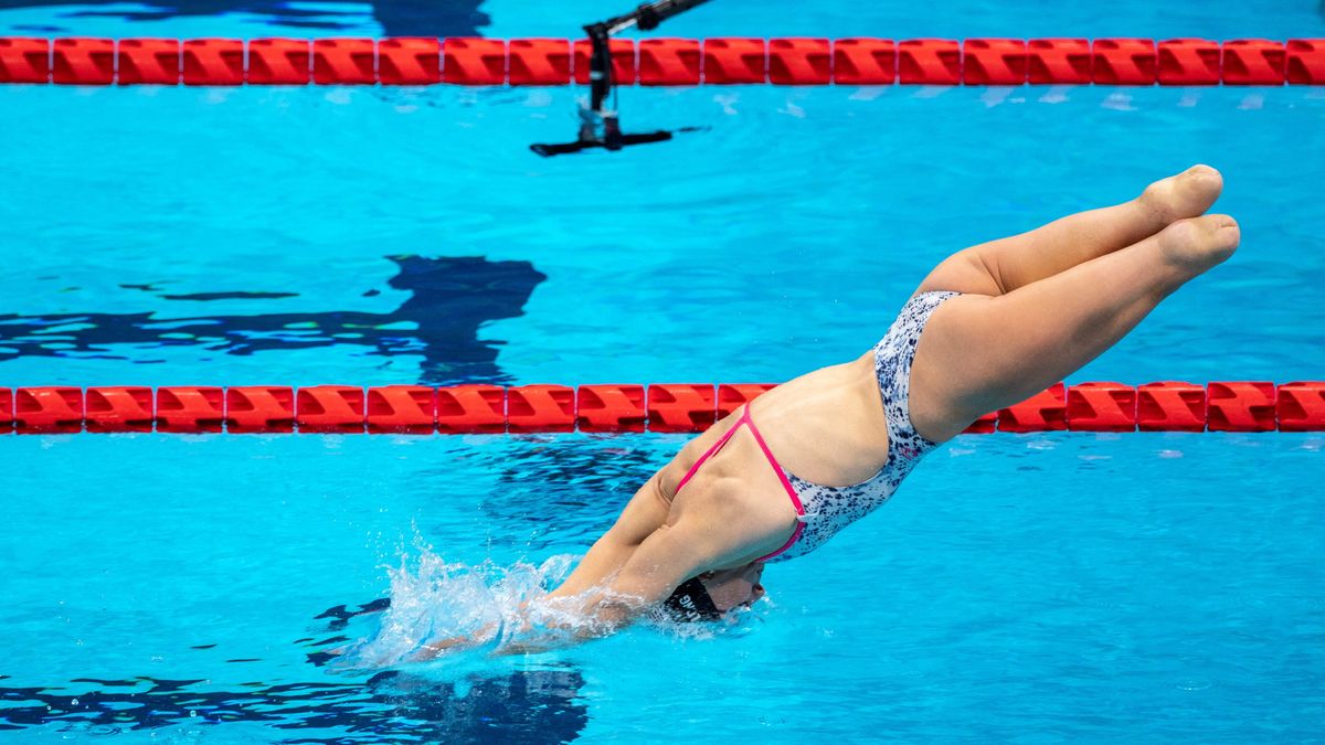 Jessica Long diving into the pool at the 2020 Tokyo Paralympics