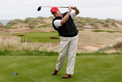 Trump plays golf 