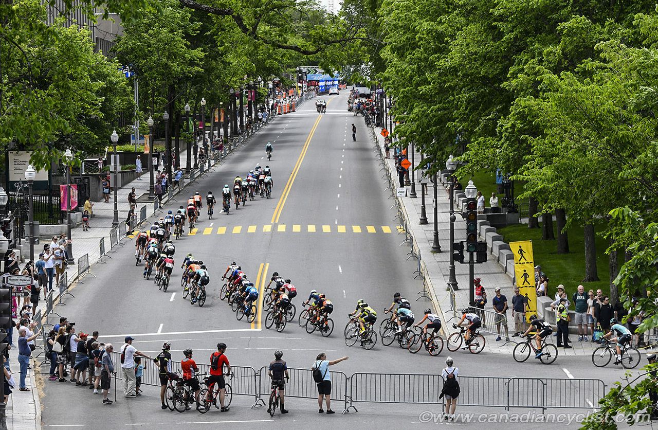 The peloton strung out chasing the early break.