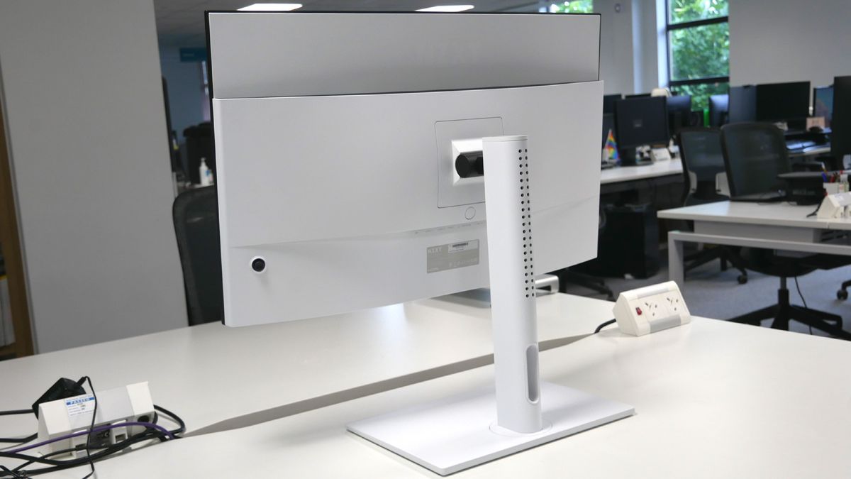 NZXT Canvas 32Q Curved on a desk