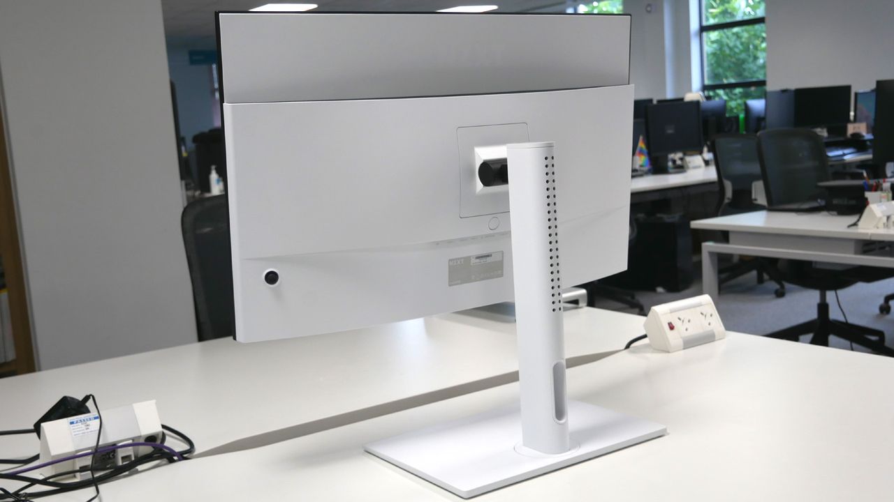 NZXT Canvas 32Q Curved on a desk