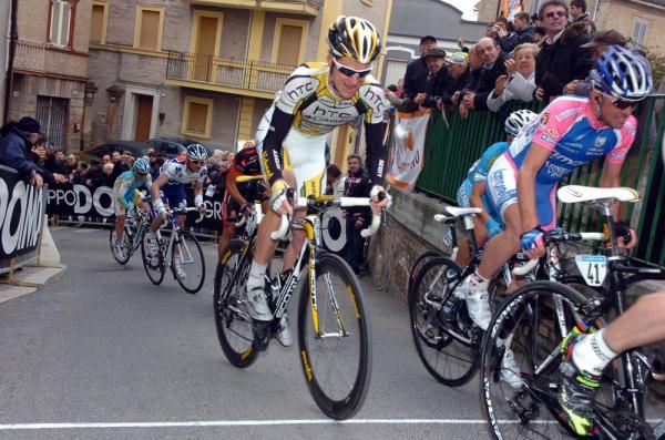 Michael Rogers (HTC-Columbia) comes into the finish at the front end of the peloton