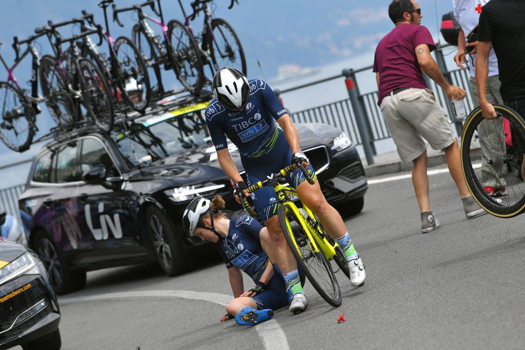 COLICO ITALY JULY 07 Clara Honsinger of United States and Team TIBCO Silicon Valley Bank involved in a crash during the 32nd Giro dItalia Internazionale Femminile 2021 Stage 6 a 155km stage from Colico to Colico Injury GiroDonne UCIWWT on July 07 2021 in Colico Italy Photo by Luc ClaessenGetty Images