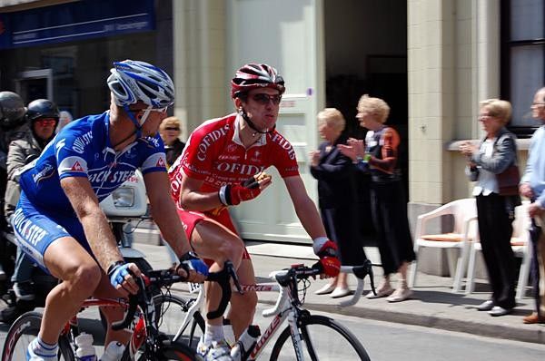 S&eacute;bastien Rosseler (Quickstep-Innergetic) on the left talks to someone who apparently has not had breakfast yet.