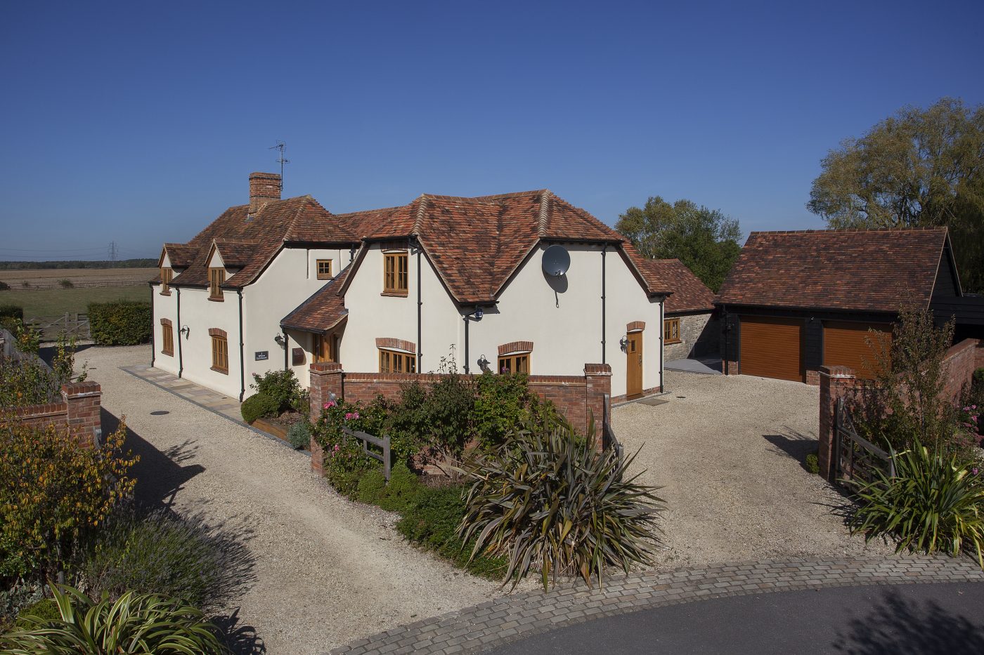 Willow-Farmhouse-Oakhall-Court-Worminghall-10-e1570611947871.jpg