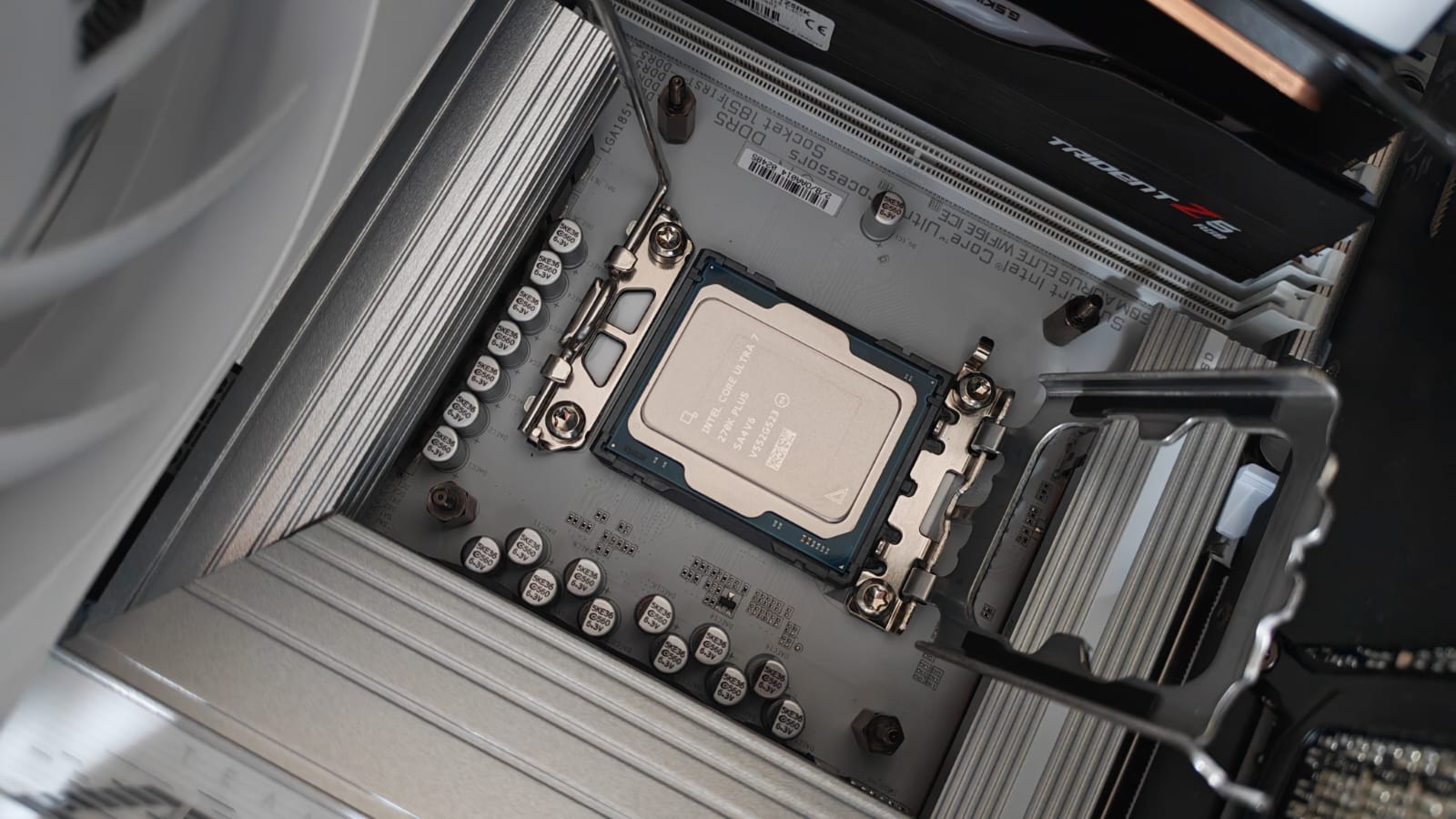 The Intel Core Ultra 7 270K Plus from above