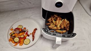 Xiaomi Mi Smart Air Fryer with finished cooked chips