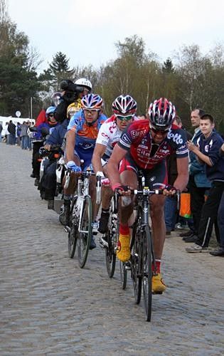 Leif Hoste (Silence-Lotto) leads the chase, but gets no help from Stuart O'Grady (CSC) or a well hidden Stijn Devolder, and will lose fourth place to Martijn Maaskant (Slipstream Chipotle - H3O).