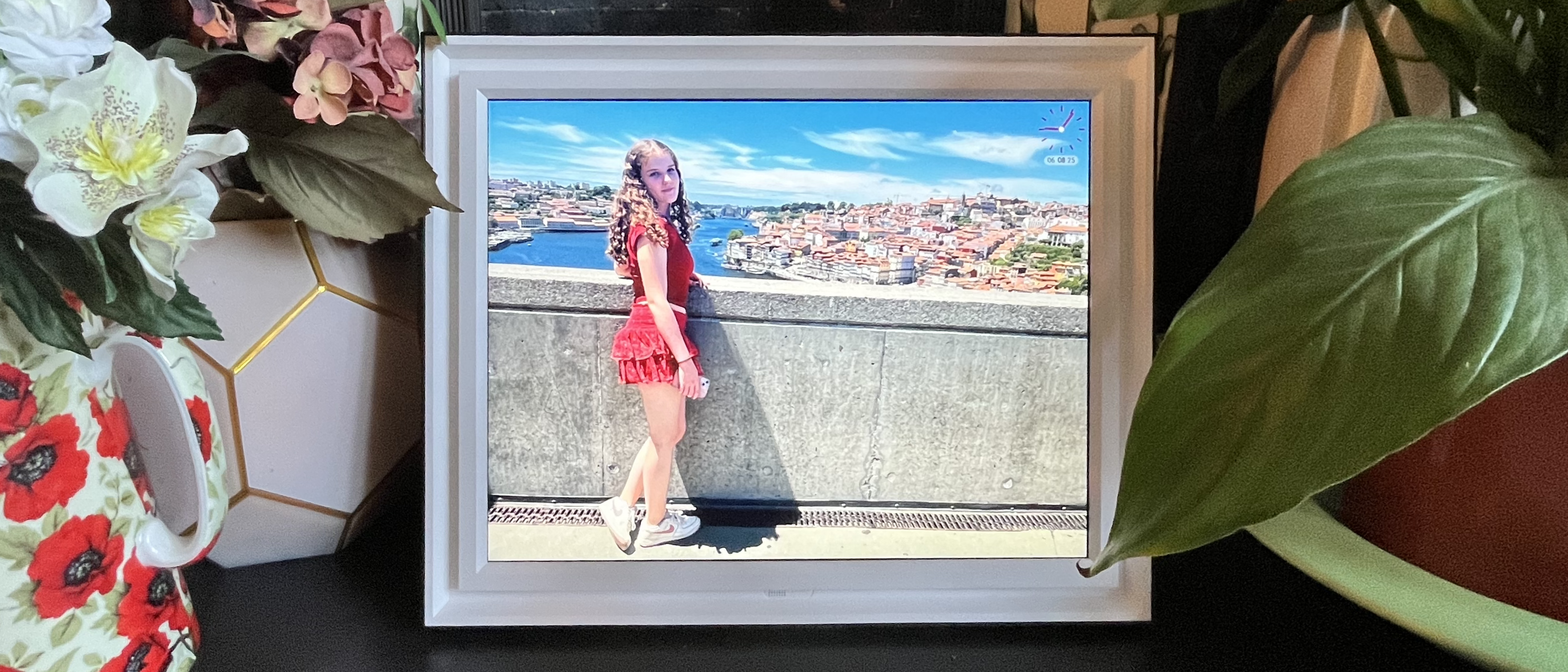 Pix-Star Lux 17-inch digital photo frame with image of a girl and city view