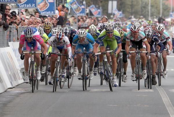 The sprint spreads right across the road