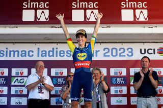 Simac Ladies Tour 2023: Elisa Balsamo on the podium after winning stage 1