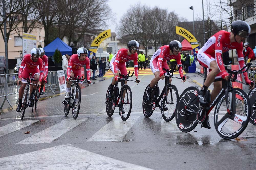 Cofidis takes the first corner with care