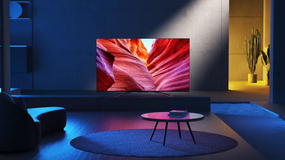 Hisense U8G ULED TV placed in a darkened living room with lighting nearby to offset the bright picture