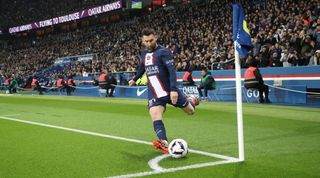 Lionel Messi taking a corner for PSG against Lyon