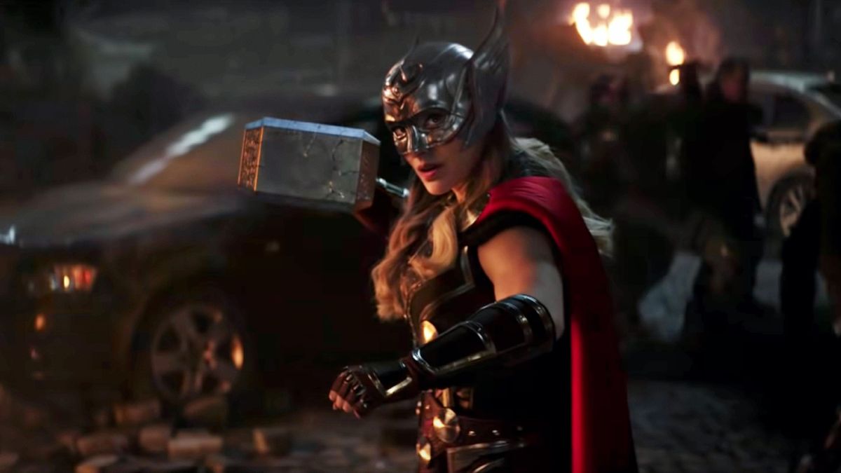 El tráiler de Thor: Love and Thunder muestra a Jane Foster de Natalie Portman recogiendo el martillo