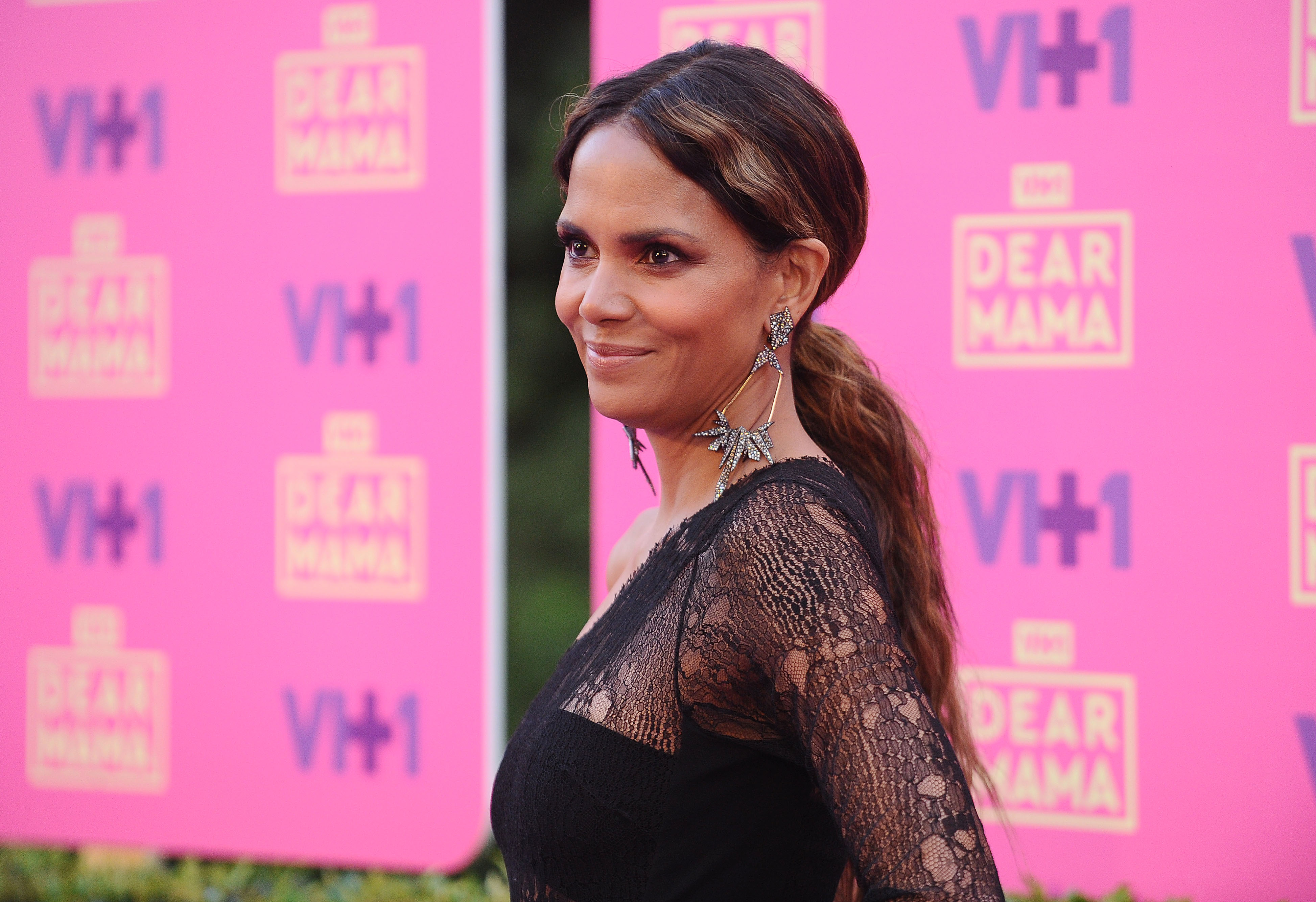 Halle Berry attends VH1's 2nd annual "Dear Mama: An Event to Honor Moms" on May 6, 2017 in Pasadena, California.