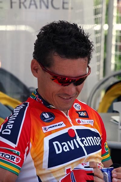 Robbie McEwen about to chomp on an energy bar in the Village D&eacute;part.