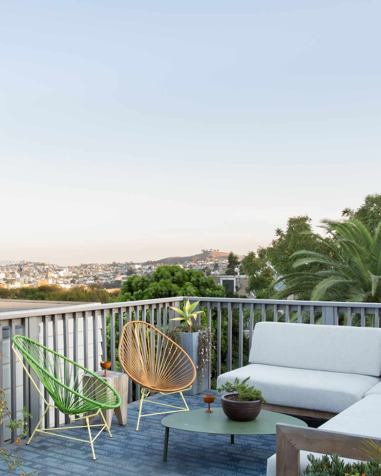 Outdoor furniture colors to avoid 4 impractical choices Livingetc