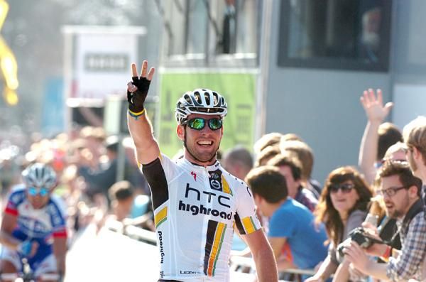 Mark Cavendish (HTC-Highroad) salutes the crowd