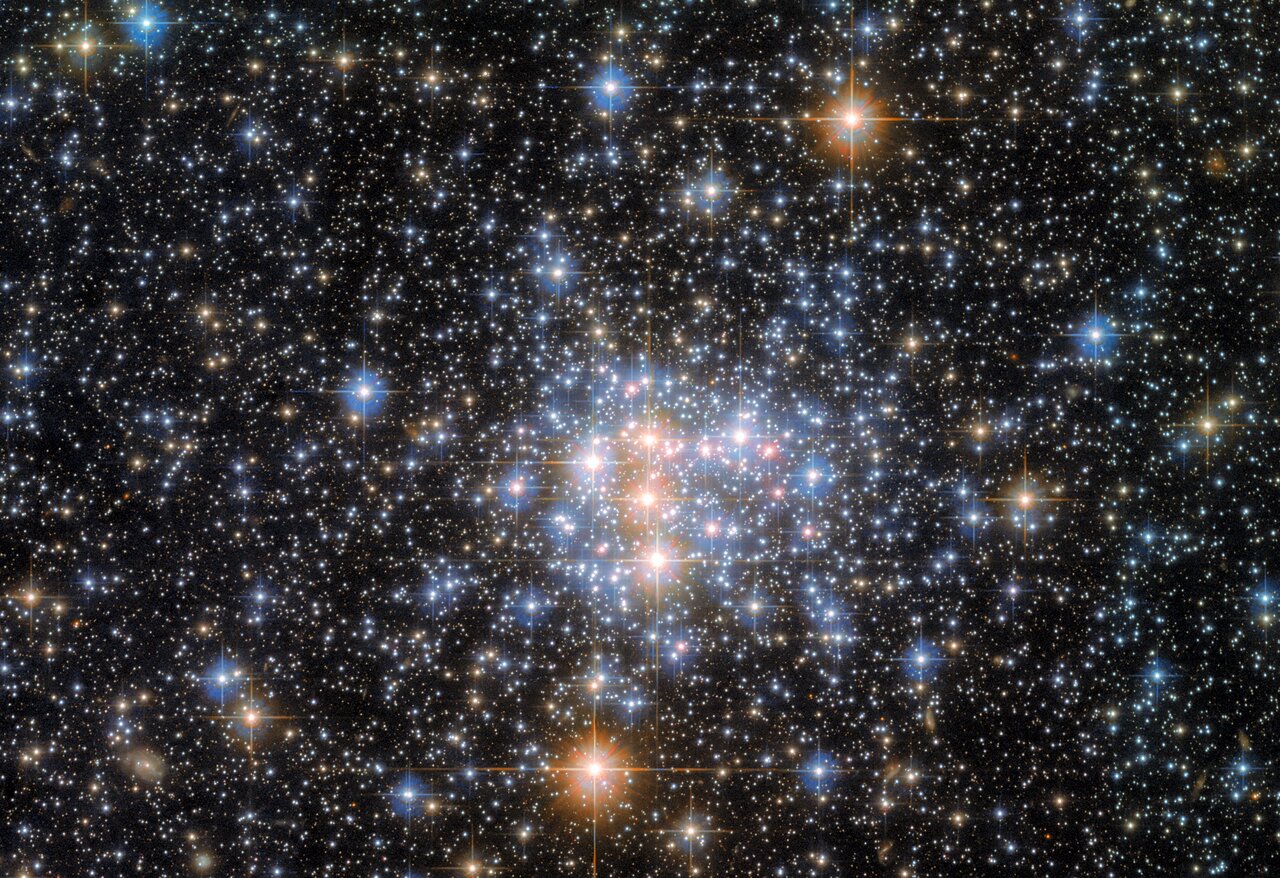 Melancholie Te Gedeeltelijk Hubble Space Telescope reveals a stunning star cluster (photo) | Space