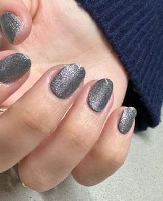 Silver cat eye nails