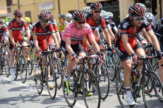 Cadel Evans sits safely in the peloton