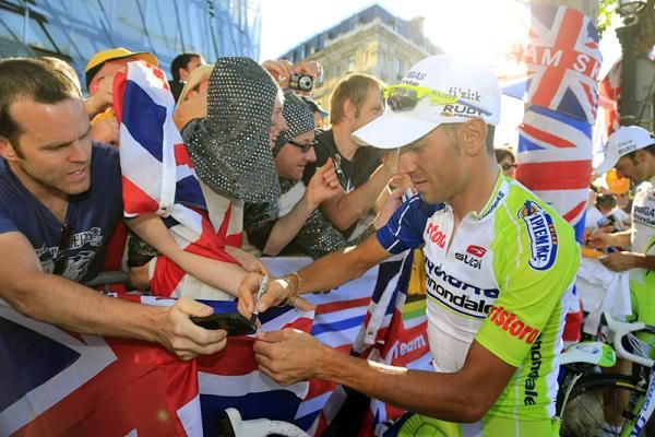 Vincenzo Nibali (Liquigas-Cannondale) signs some autographs in Paris after his third place overall finish.