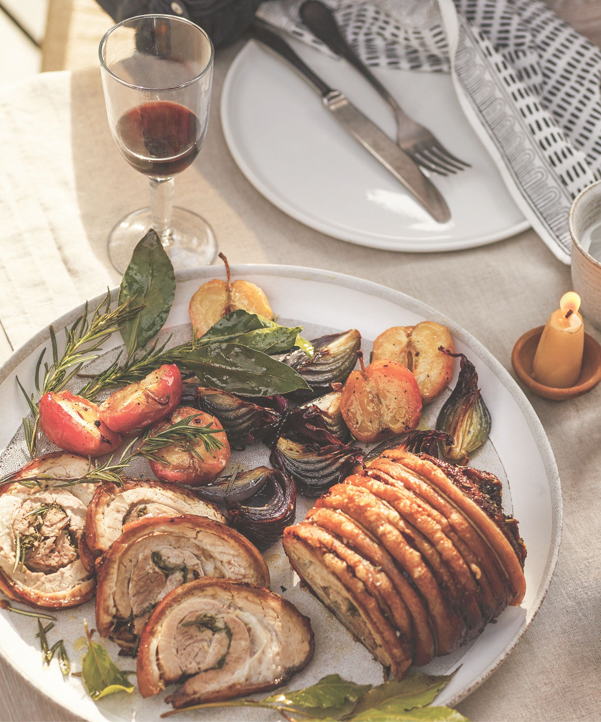 Slices of roast pork with tomatoes and apples