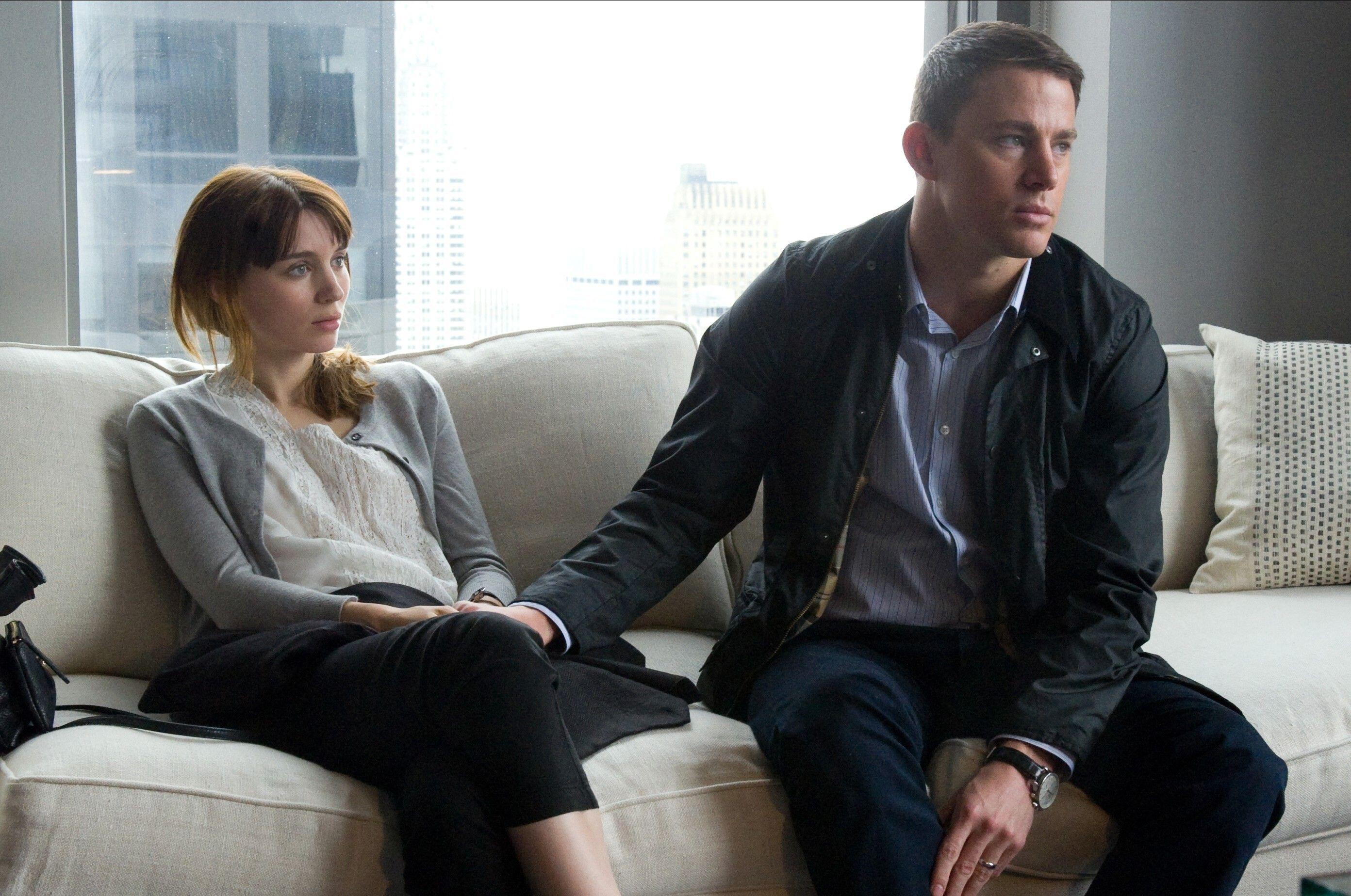 إميلي تايلور (روني مارا) ومارتن تايلور (تشانينج تاتوم) يجلسان على الأريكة ممسكين بأيديهما في تأثيرات جانبية
