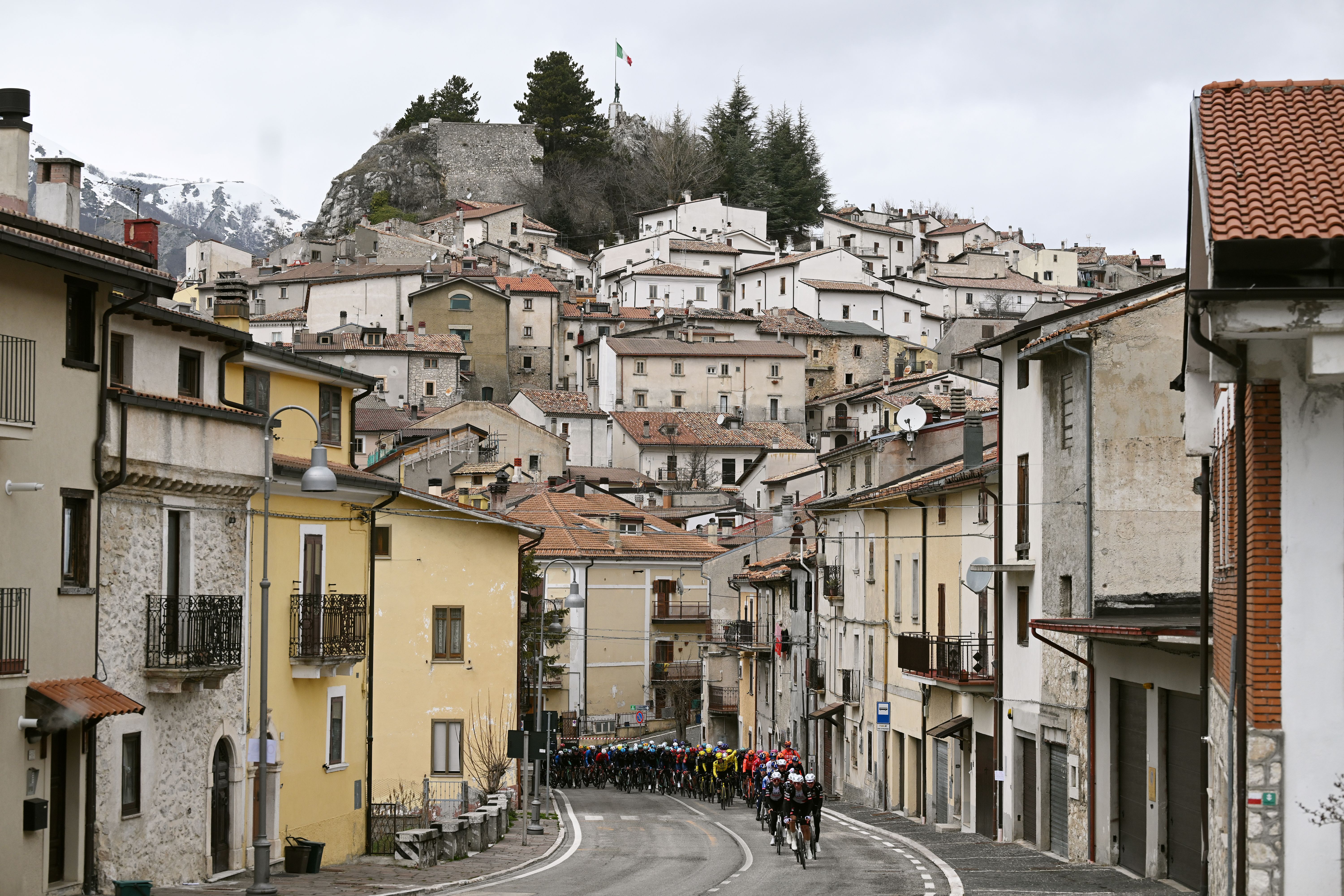 Tirreno-Adriatico stage 4 LIVE - A strong talent filled break gets a good early gap on peloton