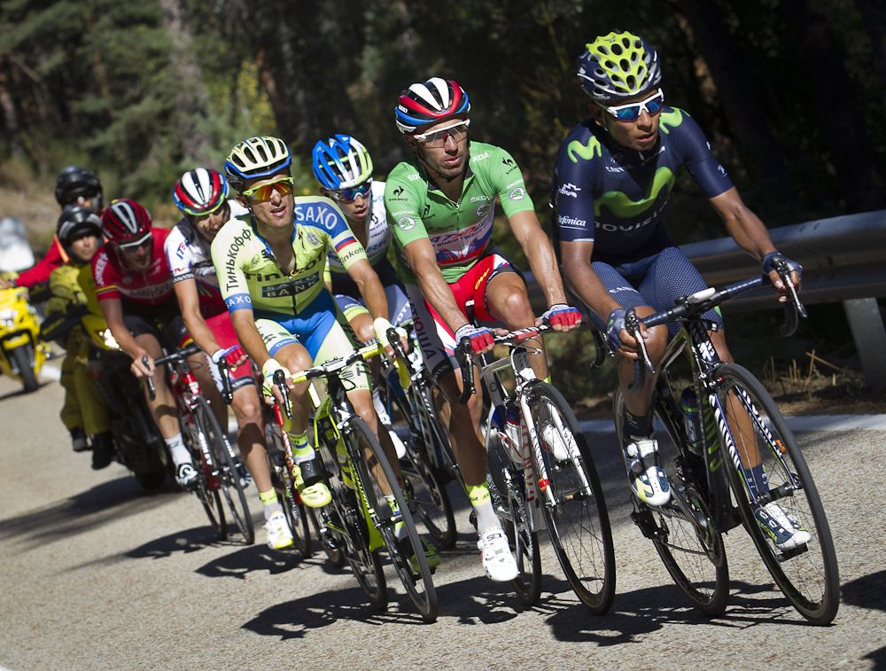 The GC group climbs the second KOM.