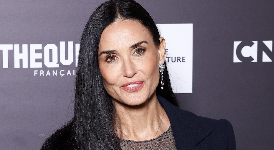 Demi Moore incarne Meghan Markle dans un blazer bleu marine et une robe à fleurs en 3D