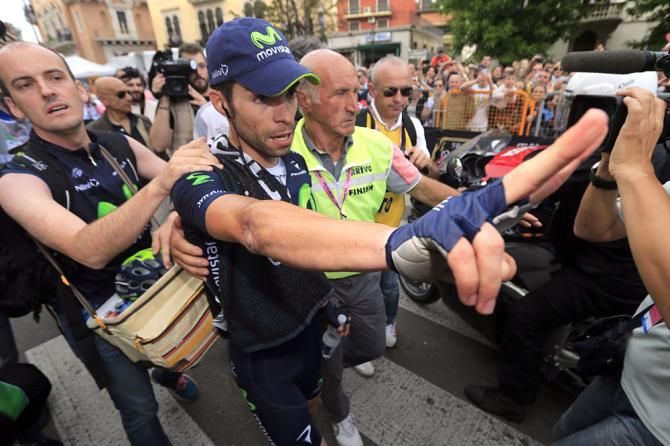 Giovanni Visconti (Movistar) counts how many stage wins so far this Giro
