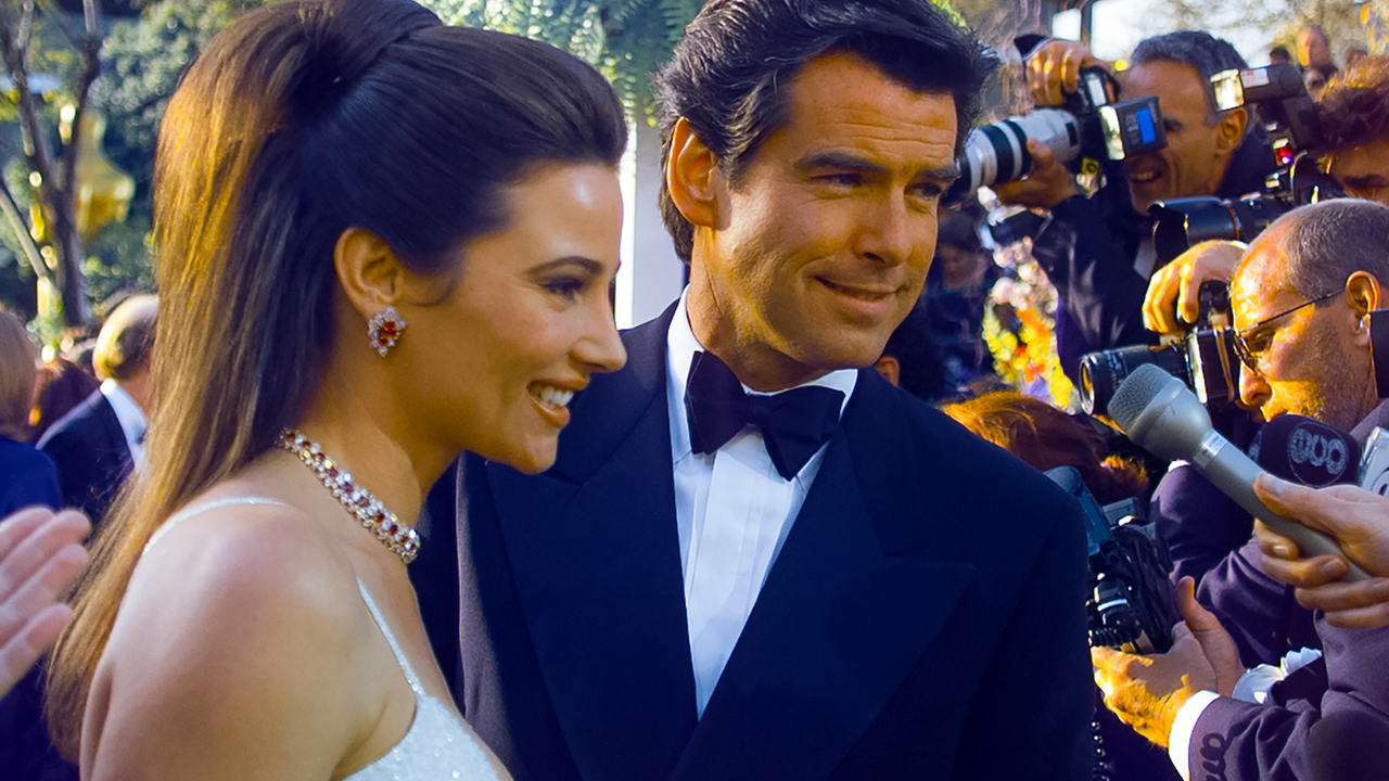 Journalist Keely Shaye Smith and actor Pierce Brosnan attend the 68th Academy Awards at the Dorothy Chandler Pavilion, March 25, 1996 in Los Angeles, California.