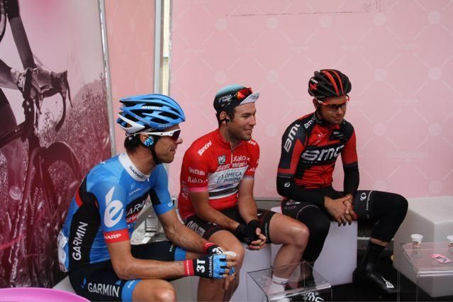 Cavendish shows his special bike to David Millar and Adam Blythe
