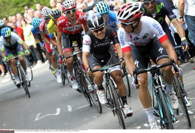 Michał Kwiatkowski with Julian Arredondo on his wheel