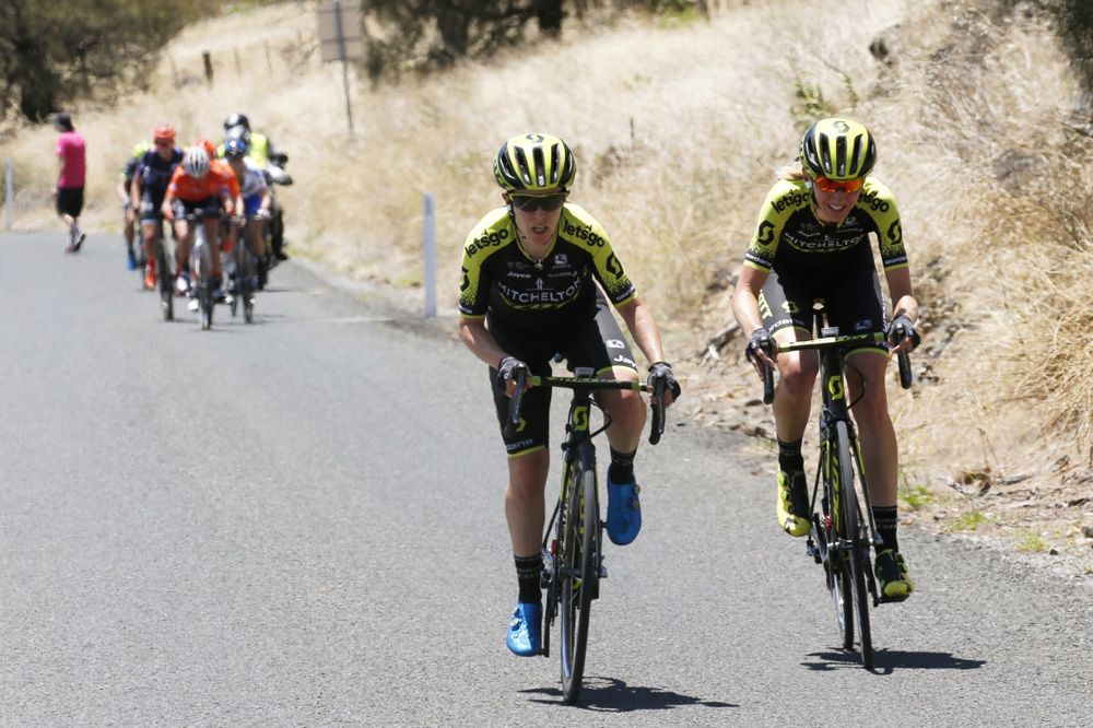 Amanda Spratt goes on the attack with teammate Lucy Kennedy
