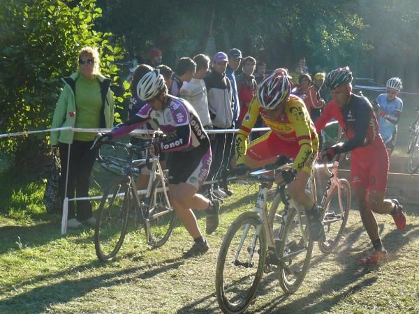 The Spanish cyclocross champion Javier Ruiz de Larrinaga and David Seco with MMR bikes, Jarein Ruiz loses a lap in this moment with them