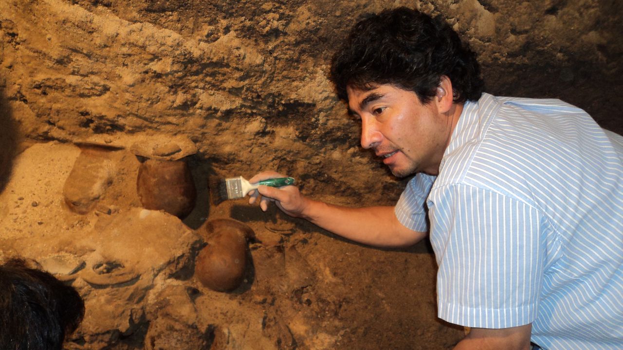Sergio G&oacute;mez-Ch&aacute;vez excavates in the tunnel beneath the Teotihuacan pyramid.