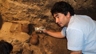 Sergio Gomez Chavez kopie tunel pod piramidą Teotihuacan.