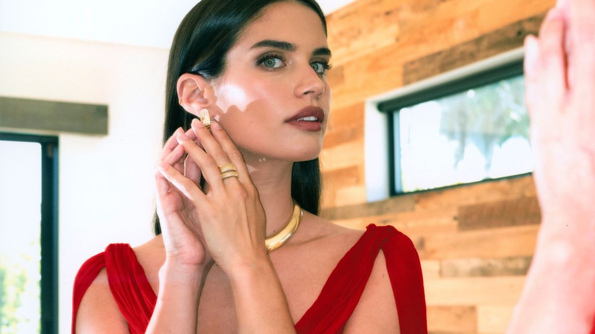 Sara Sampaio's Superman Premiere Look Was a Clever Tribute to the Film's Legacy