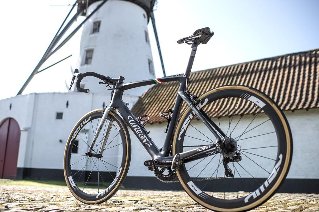 Terpstra's bike is equipped with a full Shimano Dura-Ace R9150 groupset