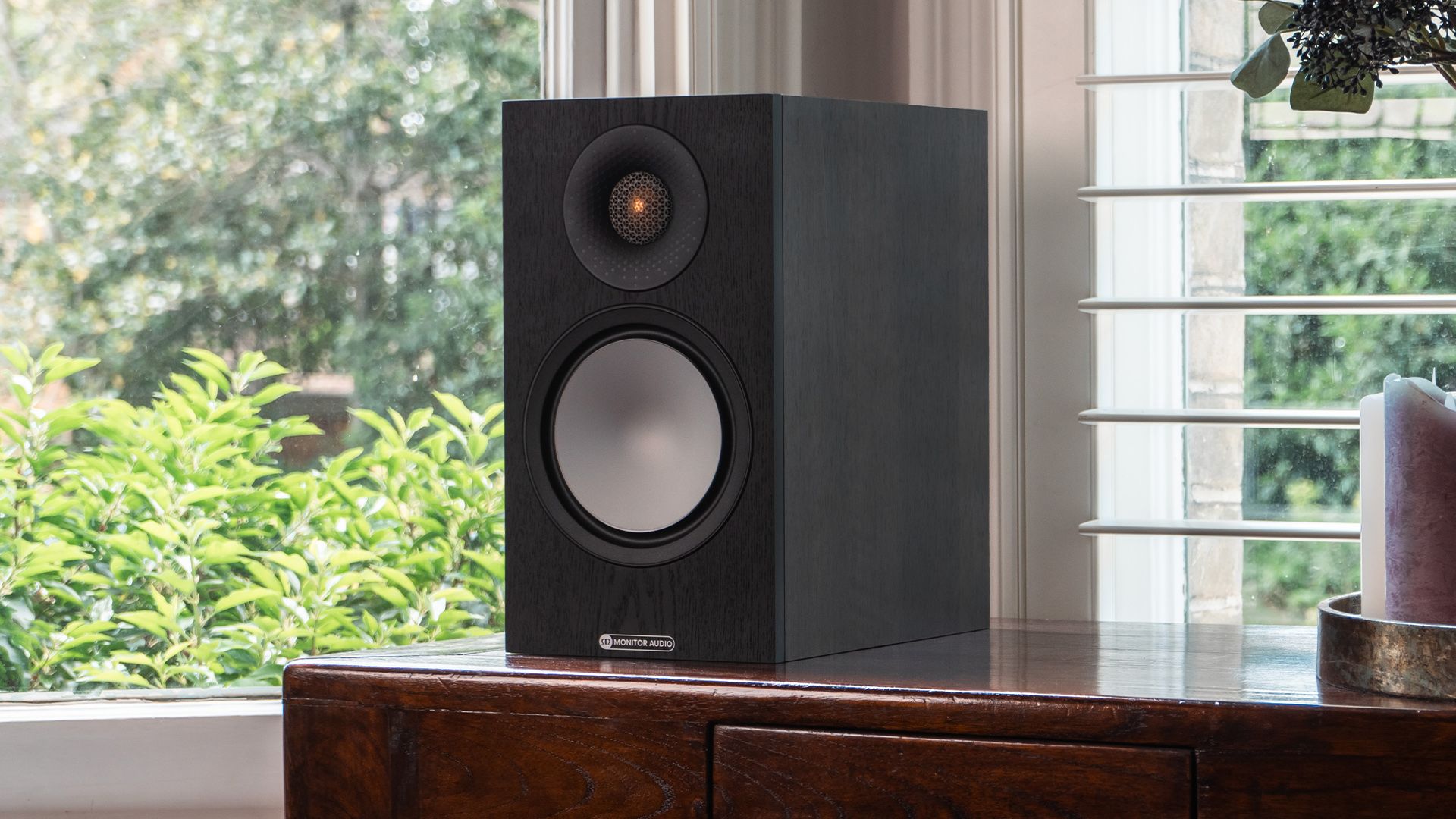 Bu beş yıldızlı Monitör Sesli stand-mount hoparlörler yeni bir indirim daha aldı; bunlar şimdiye kadar gördüğümüz en ucuz hoparlörler!