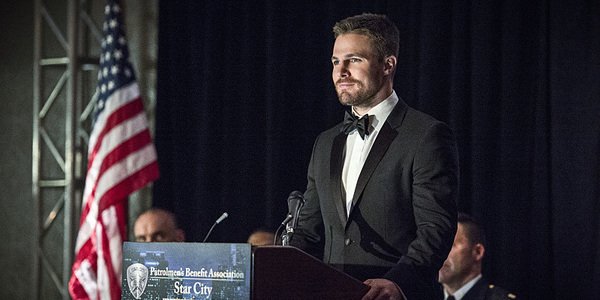 Watch Oliver Make A Crazy Batman Reference On Arrow's Next Episode |  Cinemablend